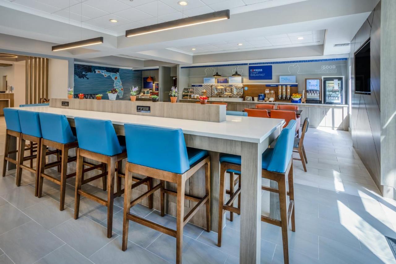 Holiday Inn Express And Suites Tampa I-75 At Bruce B. Downs By Ihg Ngoại thất bức ảnh
