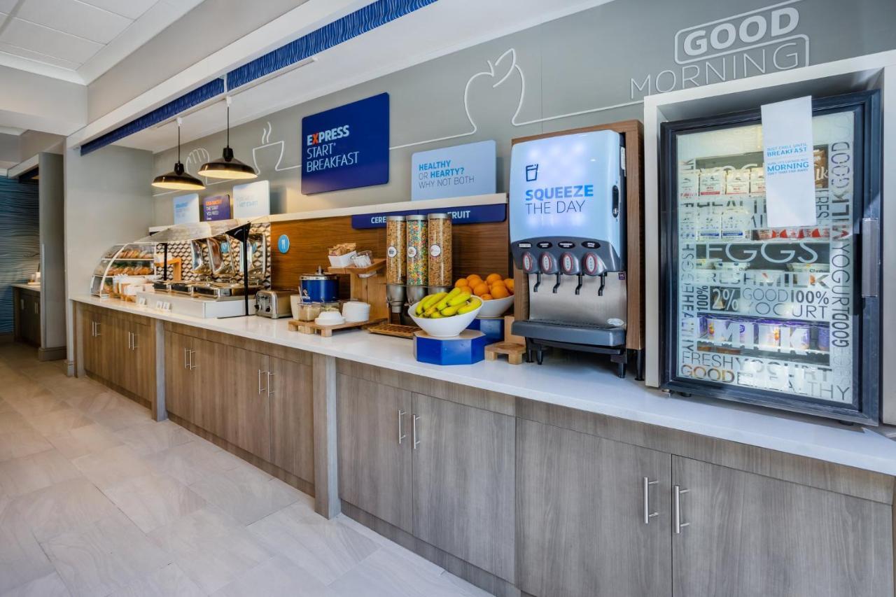 Holiday Inn Express And Suites Tampa I-75 At Bruce B. Downs By Ihg Ngoại thất bức ảnh